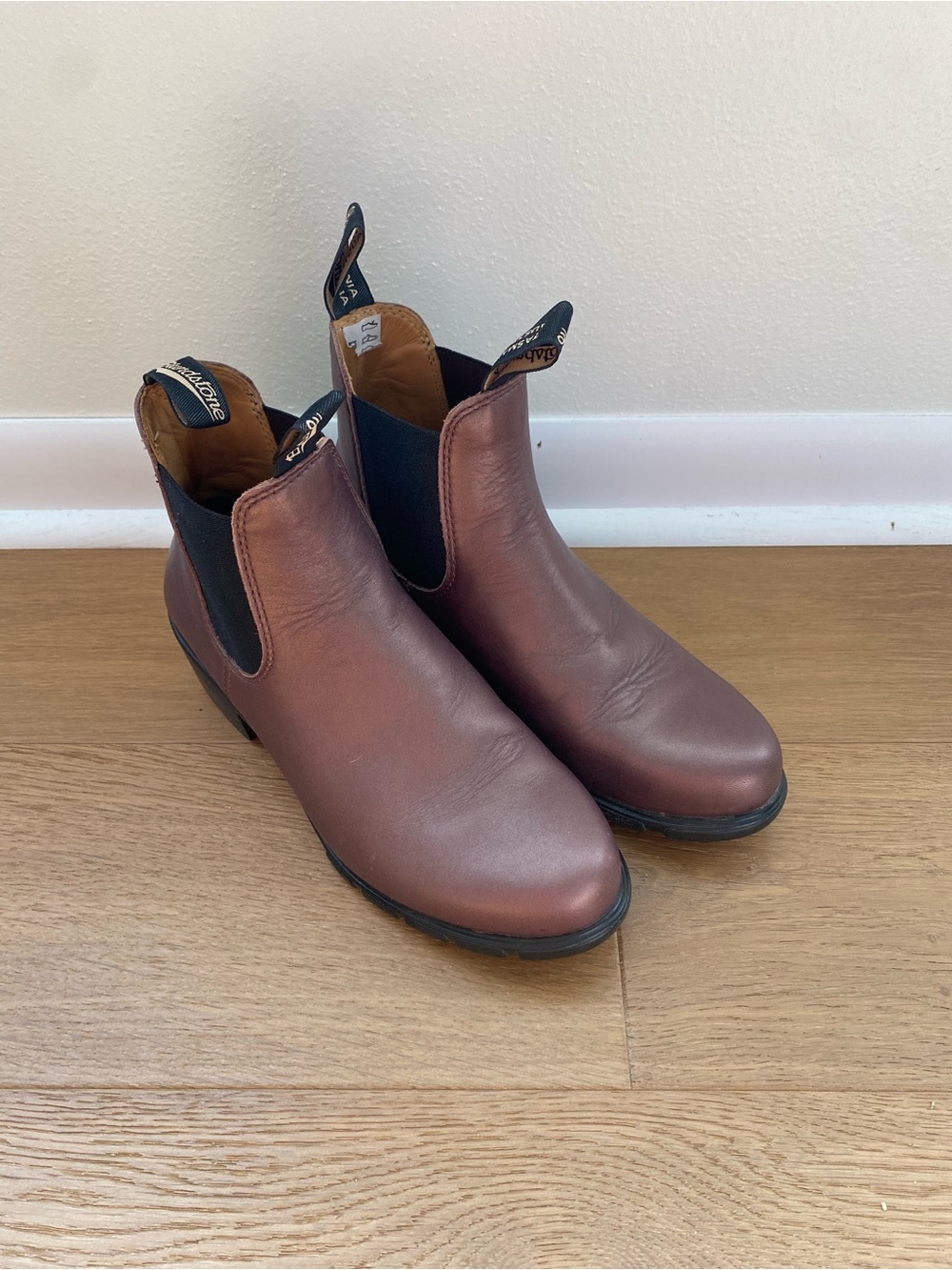 Blundstone metallic Brown Leather Chelsea Ankle Boots with Black Elastic size 9.